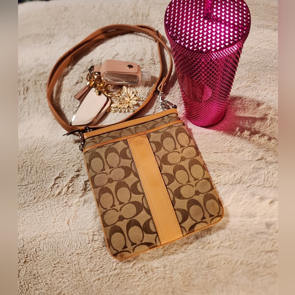 💕✨️HP💕✨️ Coach Crossbody C Signature Bag